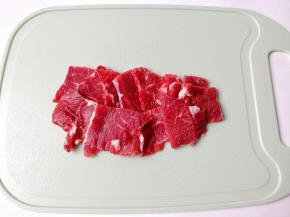 牛肉要逆着纹理切，而且要切得越薄越好。