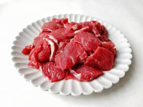 好的牛肉放入盘里。