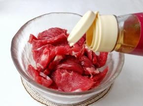 牛肉里面放入料酒一勺。