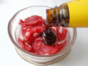 加入蚝油一勺。