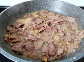 炒到牛肉肉色发白。