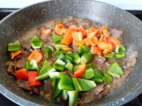 下入辣椒丁快速翻炒均匀。