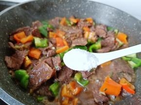 加盐一勺调味。