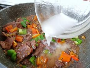 加一点水淀粉，边加边炒。