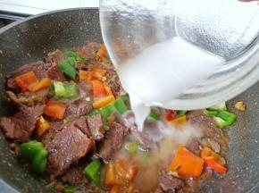 加一点水淀粉，边加边炒。