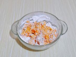 搅拌均匀，无干粉即可。(因南瓜含水量不同，糯米粉吸水性不同，所以可以根据实际情况调整南瓜泥与糯米粉的比例)