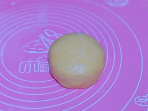 揉成光滑面团即可。