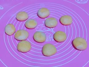 分割成等份的小面团，大小可以根据个人喜好来。