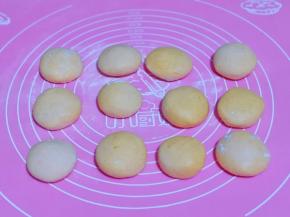 依次做完的南瓜糯米糍，一次性吃不完可以密封好速冻，想吃的时候取出来自然解冻，再煎很方便。