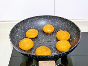 小火慢煎，煎至两面金黄，熟透即可。