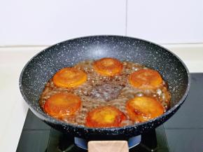 加入调好的红糖水，中火烧开。