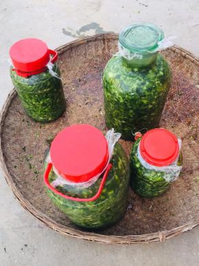 用保鲜膜封口，再拧紧盖子，密封腌制一个月即可食用！