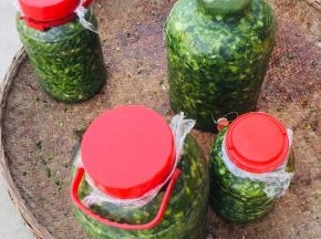 用保鲜膜封口，再拧紧盖子，密封腌制一个月即可食用！