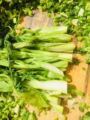 腊菜比较粗壮，所以先把腊菜改几刀，先切成片再切成小丁！这样就很容易切碎了！