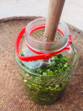 边装边用擀仗按压紧实！（这是做盐菜不腐烂的秘诀之一！）