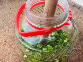 边装边用擀仗按压紧实！（这是做盐菜不腐烂的秘诀之一！）