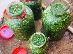  不要装的太满，留两指宽即可！（盐菜在腌制过程中会发酵，产生气体，如果装的太满，容易造成瓶子爆炸！）