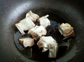 起锅热油，油温五成热时下入排骨、八角、姜片翻炒。这里我用的是提前炖熟的排骨。