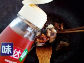 烹入料酒、生抽炒出香味。