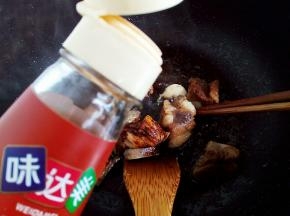 烹入料酒、生抽炒出香味。