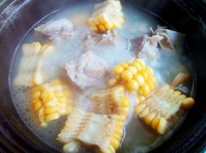 排骨过水焯去浮末（加姜片、料酒），洗净放入砂锅中，玉米、姜片也一并放入，加入清水烧开后转小火炖煮一小时，下入胡萝卜片再煮十分钟，适量盐、味精调味，即可关火盛出。