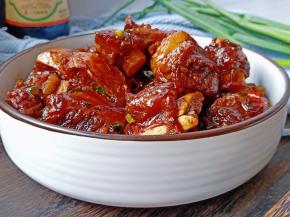 轻咬一口肉质丰盈饱满，紧致的牛肉纤维不停地挑逗舌尖上的味蕾，让手中的筷子无法停止下来。