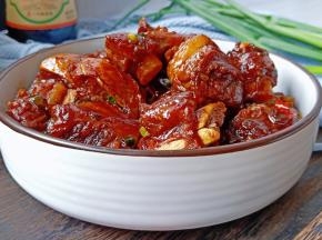 轻咬一口肉质丰盈饱满，紧致的牛肉纤维不停地挑逗舌尖上的味蕾，让手中的筷子无法停止下来。