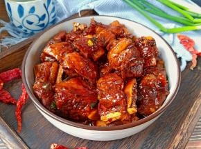 炖煮出来的牛排骨色香诱人。