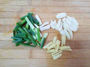 葱姜蒜切好备用。