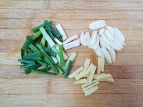 葱姜蒜切好备用。