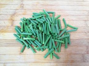 蒜苔切成段。