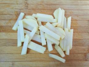 土豆去皮切成条，用凉水泡上去一下淀粉。 