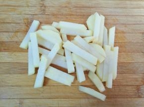 土豆去皮切成条，用凉水泡上去一下淀粉。 