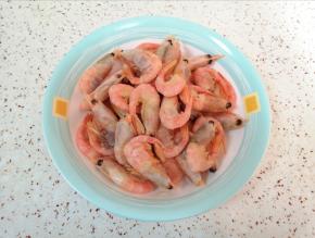 甜虾常温解冻，剪去虾须清洗干净。