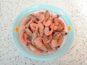 甜虾常温解冻，剪去虾须清洗干净。