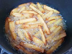 油继续烧至微微冒烟，下入土豆条复炸1分钟左右，捞出控油备用。