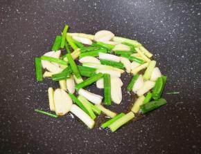 炒锅内倒适量的食用油烧热，下入葱姜蒜大火炒香。