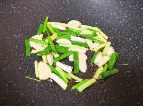 炒锅内倒适量的食用油烧热，下入葱姜蒜大火炒香。