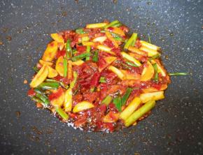 加入豆瓣酱炒出红油。