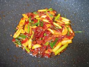 加入豆瓣酱炒出红油。