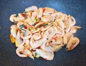 下入甜虾大火翻炒1-2分钟。