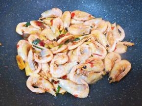 下入甜虾大火翻炒1-2分钟。