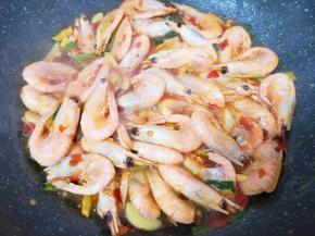 加入半碗开水烧开，放鲜贝露调味汁调味。