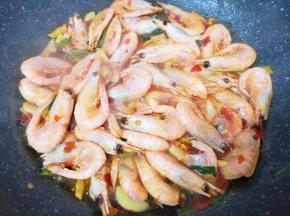 加入半碗开水烧开，放鲜贝露调味汁调味。