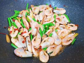 加入蒜苔大火翻炒1分钟左右。