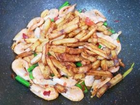 加入土豆条翻炒均匀。