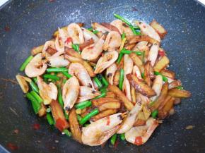 土豆条入味后关火。