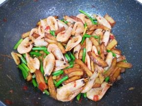 土豆条入味后关火。