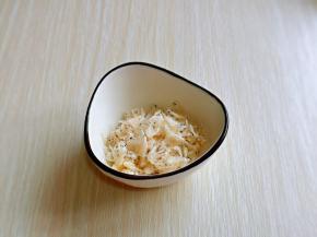 虾皮洗干净后加入1小勺料酒去腥。