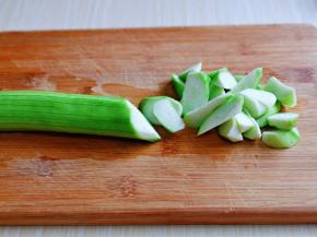 丝瓜去皮洗干净切菱形块。